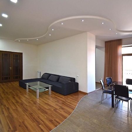 Tumanyan Street 3 Bedroom Deluxe Apartment With Large Balcony Tm662 Jereván Kültér fotó