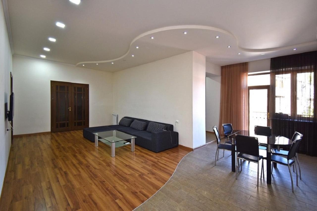 Tumanyan Street 3 Bedroom Deluxe Apartment With Large Balcony Tm662 Jereván Kültér fotó