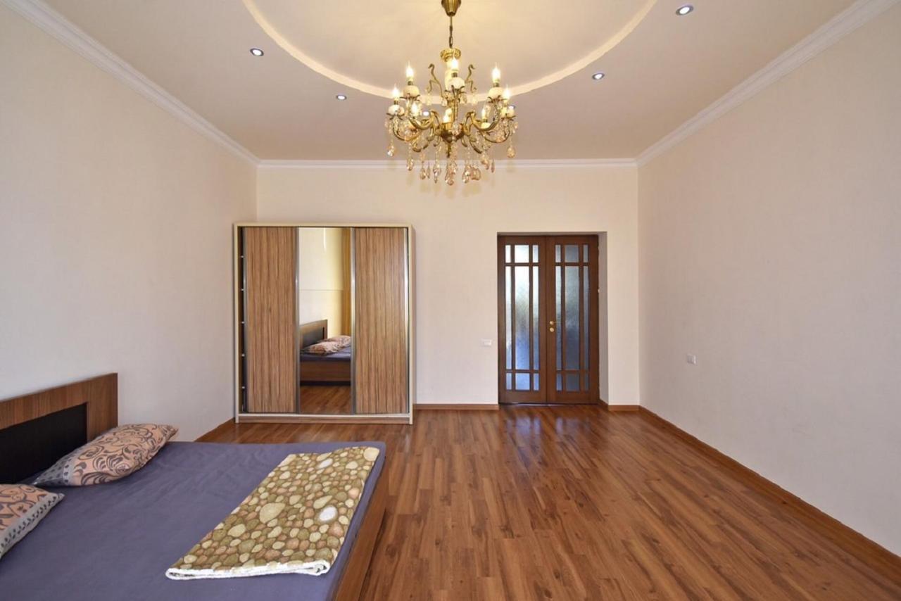 Tumanyan Street 3 Bedroom Deluxe Apartment With Large Balcony Tm662 Jereván Kültér fotó